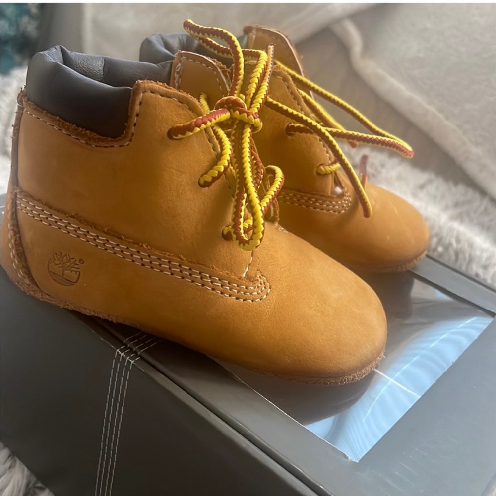 Like new infant wheat Timberland boots and hat set size 2.